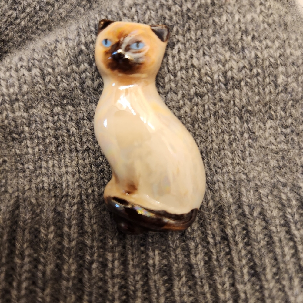 Vintage cat brooch.